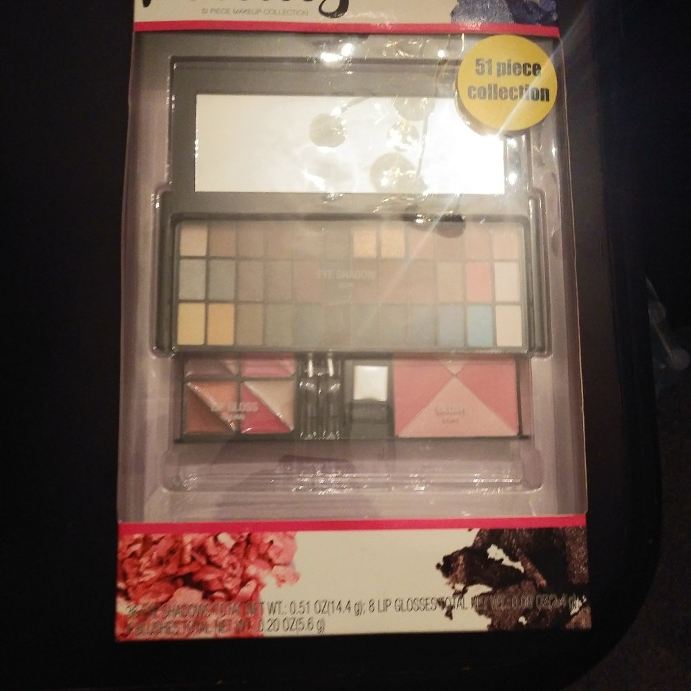 51 Piece Make-up Collection - Picture 3 of 3
